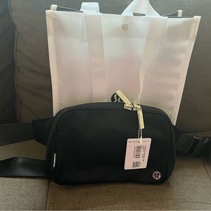 Lululemon everywhere belt bag in black (large version)